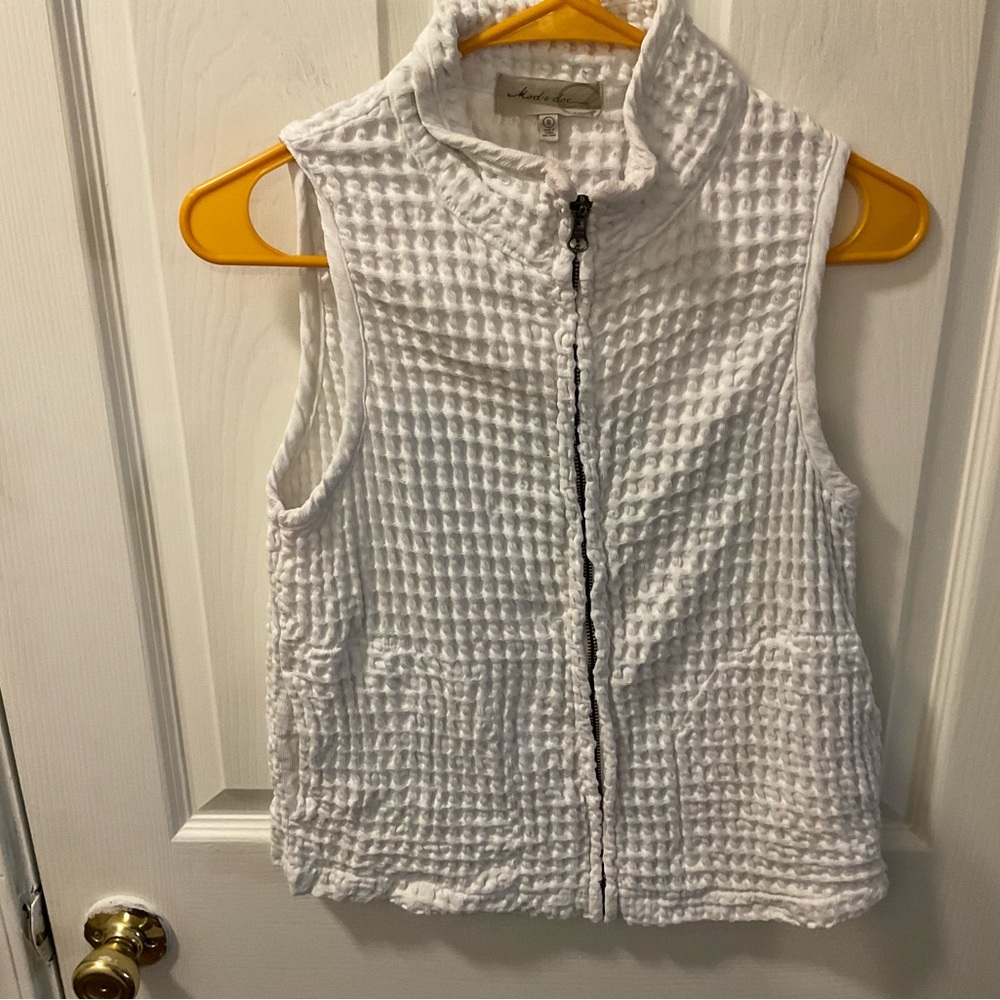 White Sleeveless Textured Vest